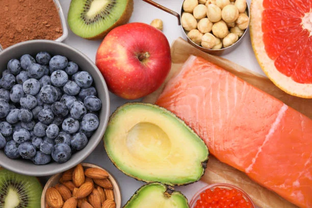 Alimentos saludables: salmón, palta, arándanos, almendras, garbanzos y fruta